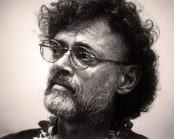 Терънс Маккена ще ви разкаже за един особен вид растения, портали към хипер-пространството. Шаманите ги знаят от хиляди години, но това знание е на път да бъде загубено заради човешкото безхаберие.