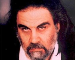 Имало едно време един човек, чиято същност била музиката. Сам, в своята къща, като в пашкул насред града, той редял брънките на вселената до безкрай...