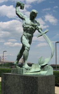 Скулптурата „Let Us Beat Swords Into Ploughshares“ (ООН, Ню Йорк) символизира превръщането на оръжията в земеделски сечива – вековен идеал за край на войните и настъпване на траен мир.